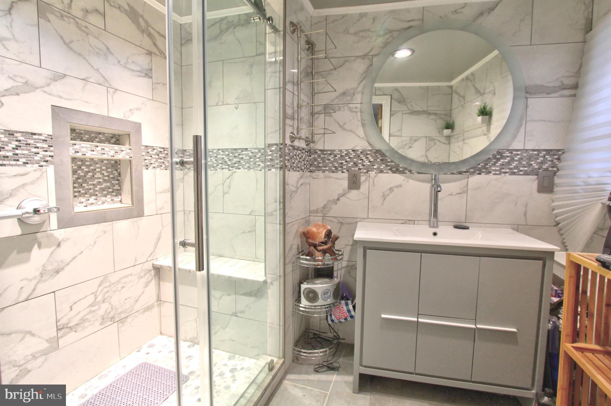 QUEEN VILLAGE - Residential