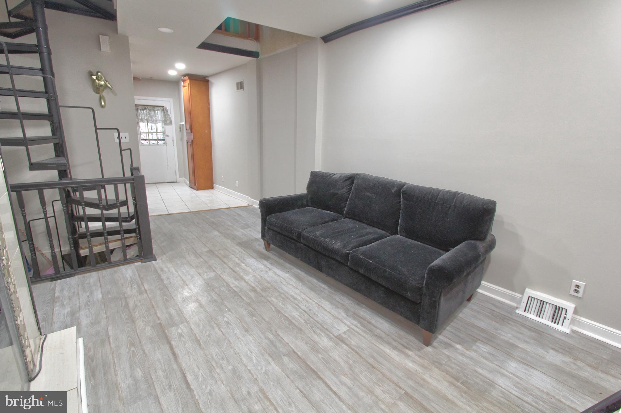 QUEEN VILLAGE - Residential