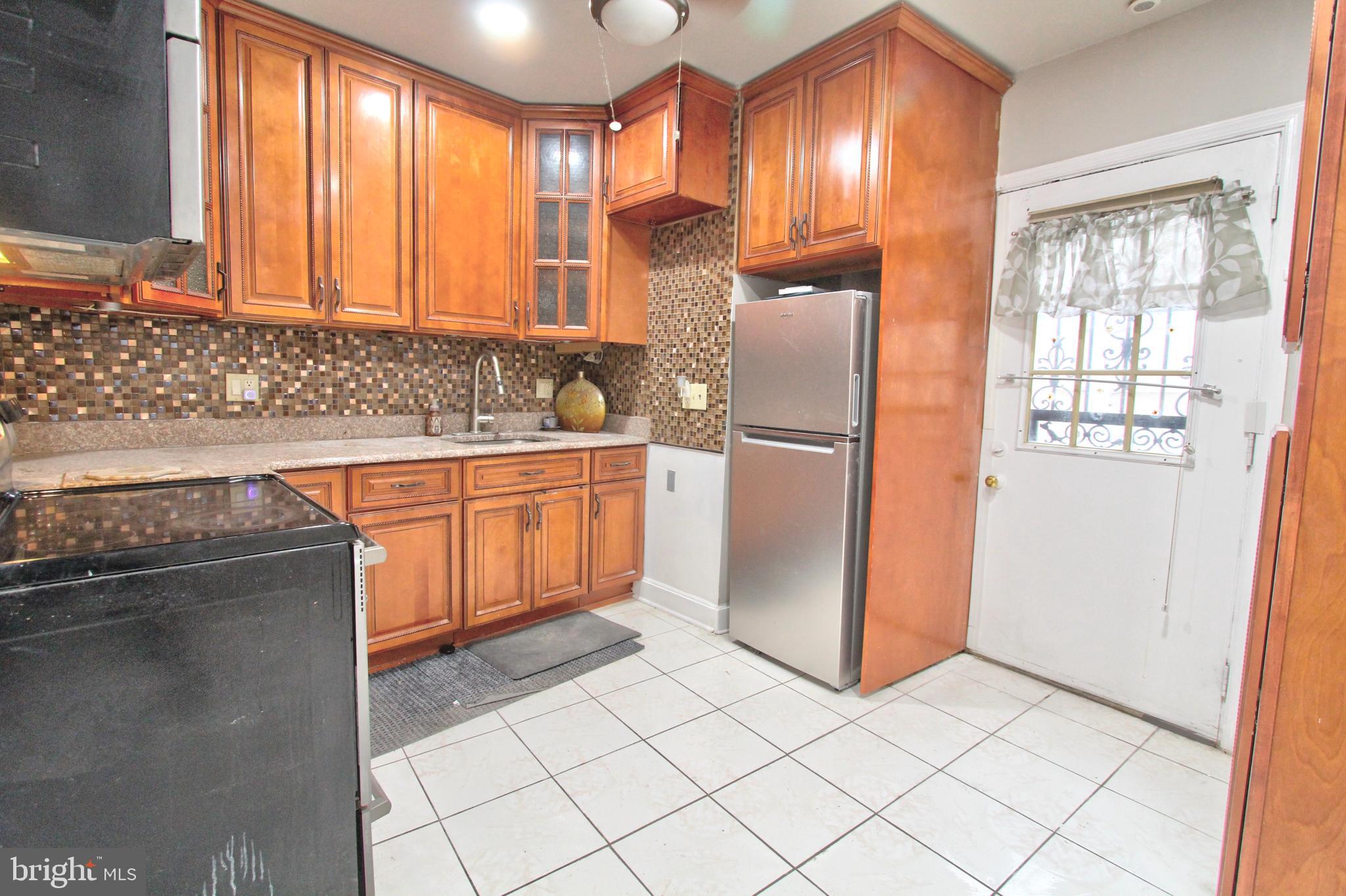 QUEEN VILLAGE - Residential