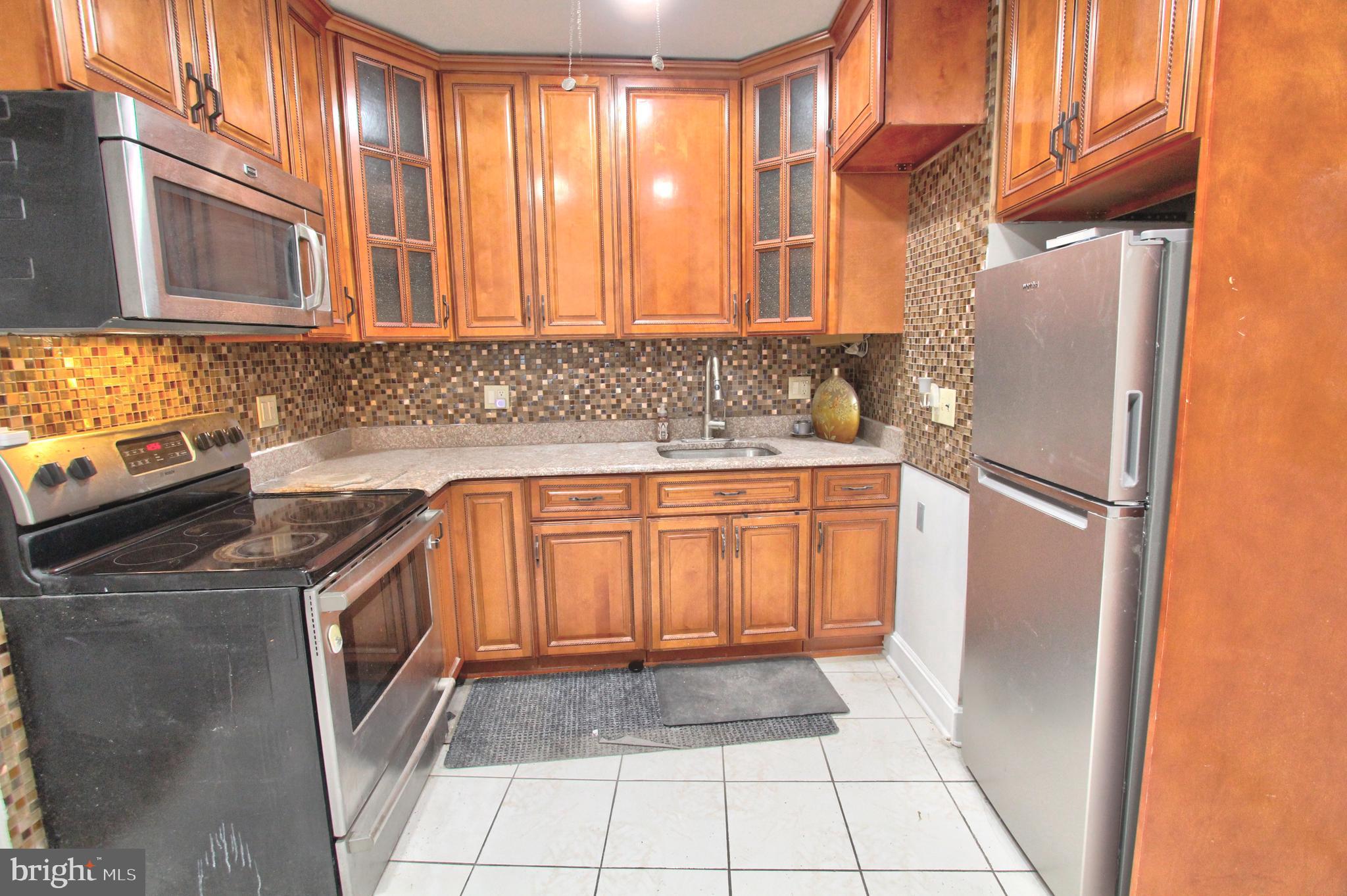 QUEEN VILLAGE - Residential