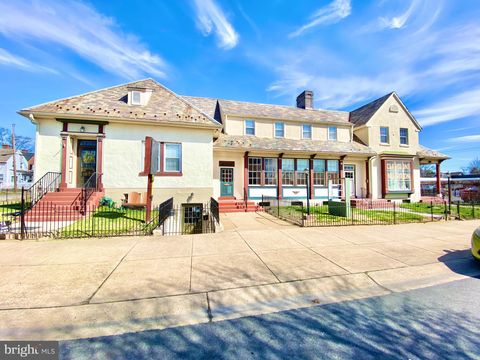 8 COMMONWEALTH AVENUE CLAYMONT DE 19703