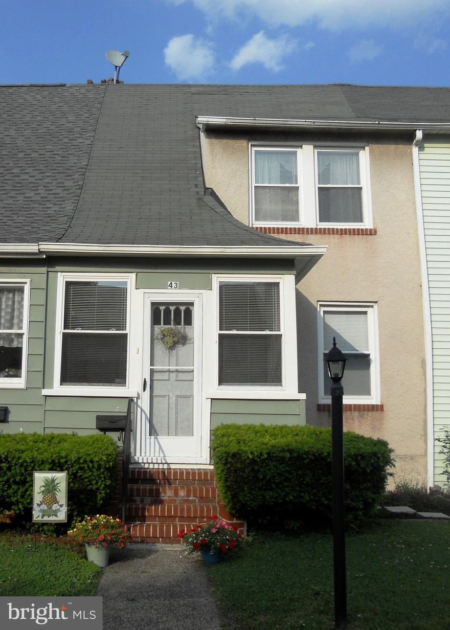 MOVE RIGHT INTO THIS LOVELY HOME! ENCLOSED FRONT PORCH. BRIGHT & SPACIOUS LIVRM & DINRM. RENOVATED KITCHEN W/CERAMIC FLOOR, WHITE CABINETS, RECESSED LIGHTS & AMPLE COUNTER SPACE. HARDWOOD FLOORS. MASTERBR W/LARGE CLOSET. UPDATED BATH W/WHIRLPOOL TUB. HUGE BASEMENT W/LOTS OF STORAGE. REAR DECK LEADS TO FENCED YARD &PARKING PAD. READY FOR IMMEDIATE OCCUPANCY. NO SMOKING RESIDENCE. PETS CASE-BY-CASE. DINRM CEIL FAM WILL BE REPL W/LIGHT FIXTURE  ** MUST USE CB APPLICATION **