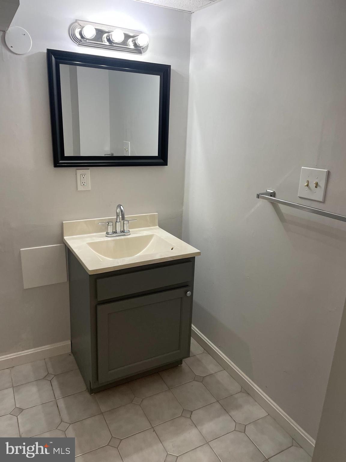 HOLLAWAY ESTATES - Residential Lease