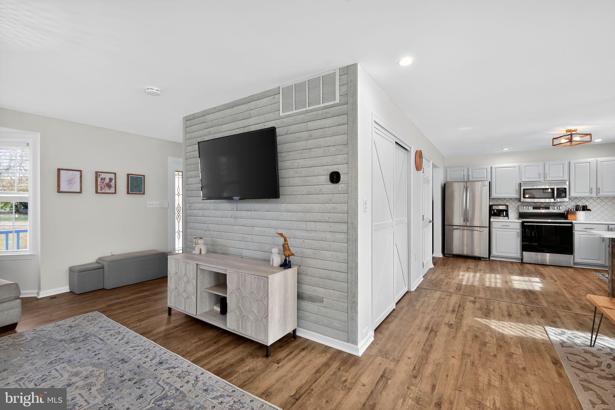 SAUNDERS POINT - Residential