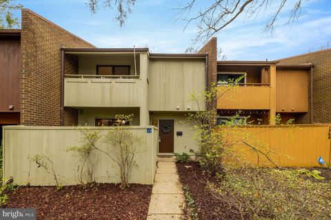 Photo of 1752 Wainwright Drive, RESTON, VA 20190 (MLS # VAFX2298558)