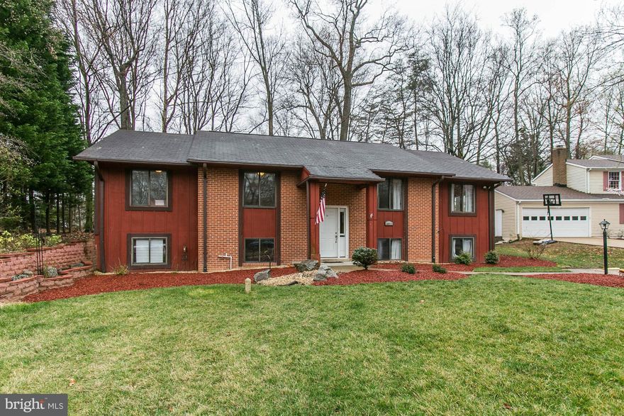 Large home backing to 18th fairway in highly sought after Montclair. This spacious, spotless & updated home has 6 BR's & 3.5 Baths. Gorgeous hardwoods, new paint, granite counters, ss appliances, gourmet kitchen, two fireplaces and two separate Master Bedrooms. Close proximity to commuter bus stop, a charming view of the 18th fairways & an abundance of storage!