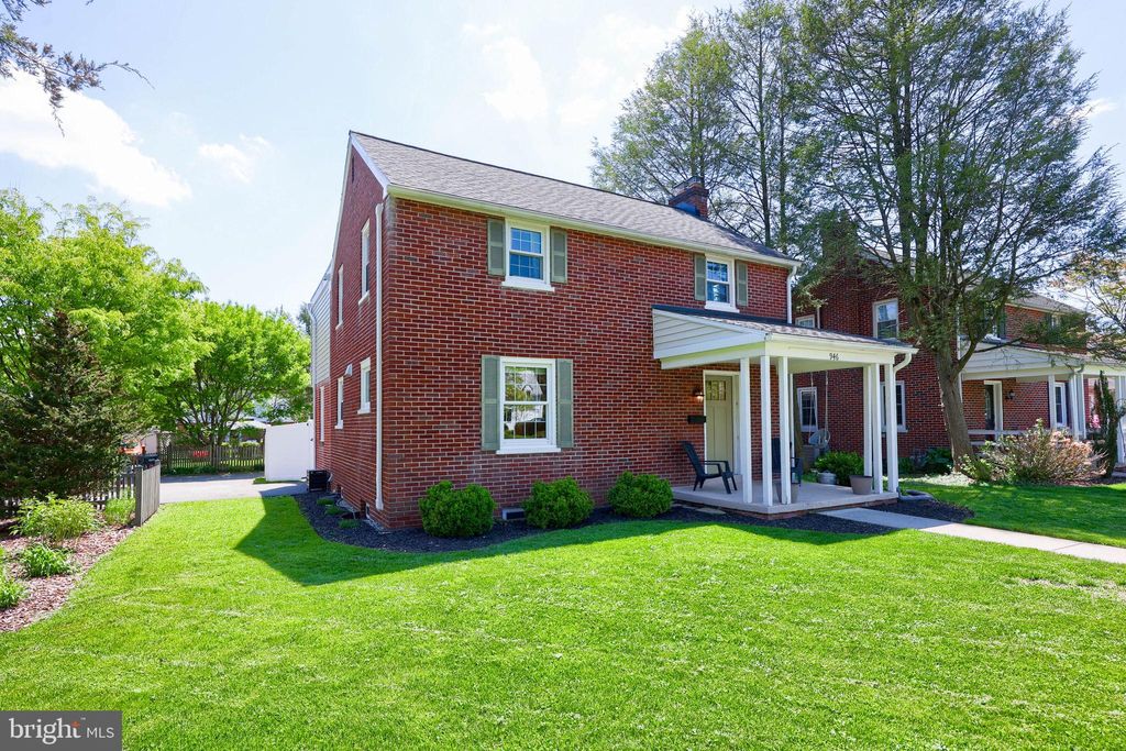 Photo of 946 Salisbury Court, LANCASTER, PA 17601 (MLS # PALA2087114)