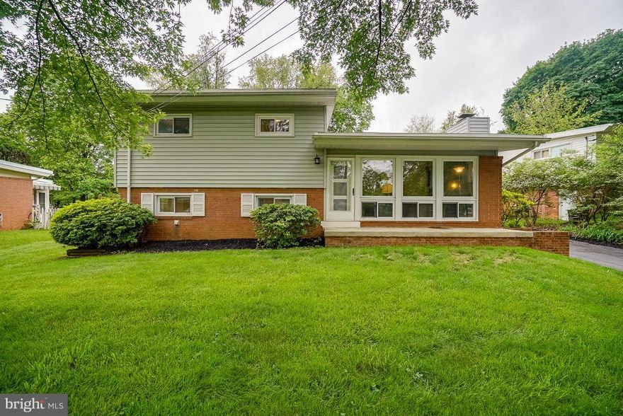 Beautiful Bi-level 3 beds/2 full ba home, Gourmet Kitchen w/ tongue & groove wood ceiling, large island, custom cabinets all around, granite counters, stainless steel appliances, gas rg/dbl/range hood.  Lower level has a large family room and full bath w/ side entry to exterior.  Florida room off the kitchen, terraced garden in a lg bckyd fenced. 3 CAR GARAGE! Culdesac, sidewalks, curb appeal!