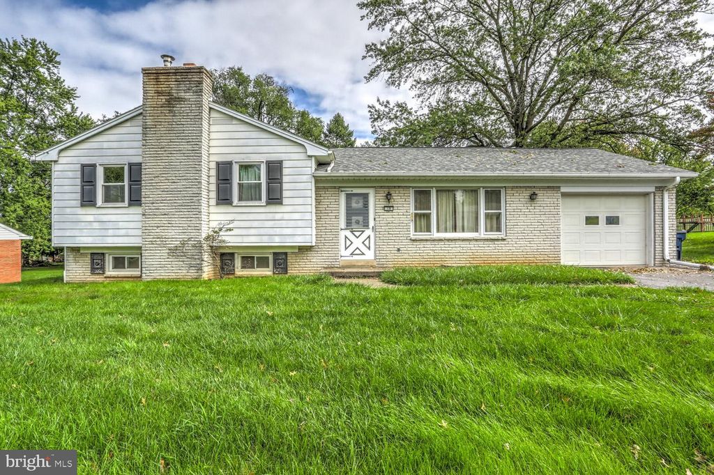 Photo of 19 S Farmersville Road, Leola, PA 17540 (MLS # PALA2043198)