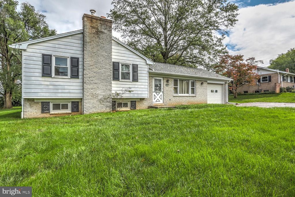 Photo of 19 S Farmersville Road, Leola, PA 17540 (MLS # PALA2043198)
