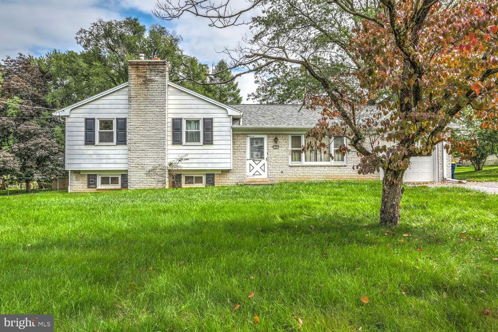 Photo of 19 S Farmersville Road, Leola, PA 17540 (MLS # PALA2043198)