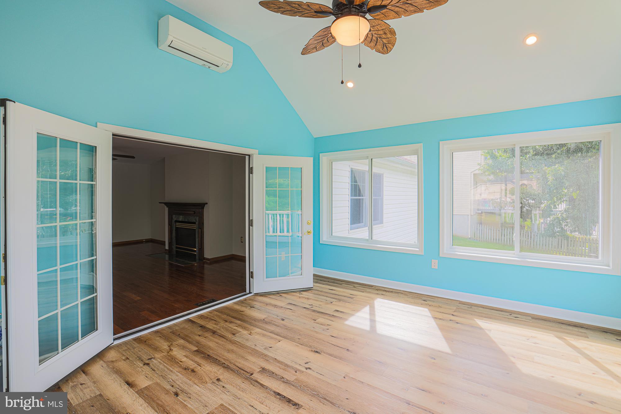 COACH & FOUR - Residential