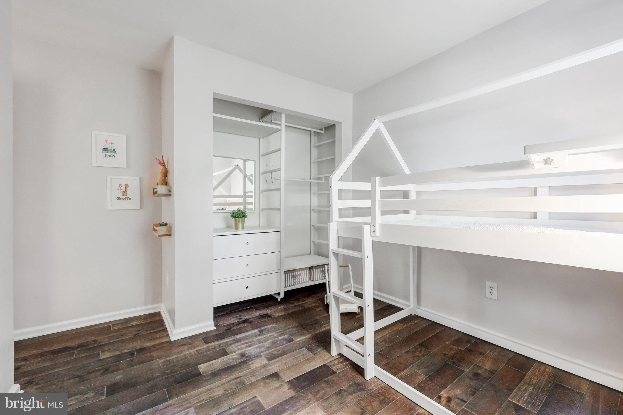 STRATHMEADE SQUARE - Residential