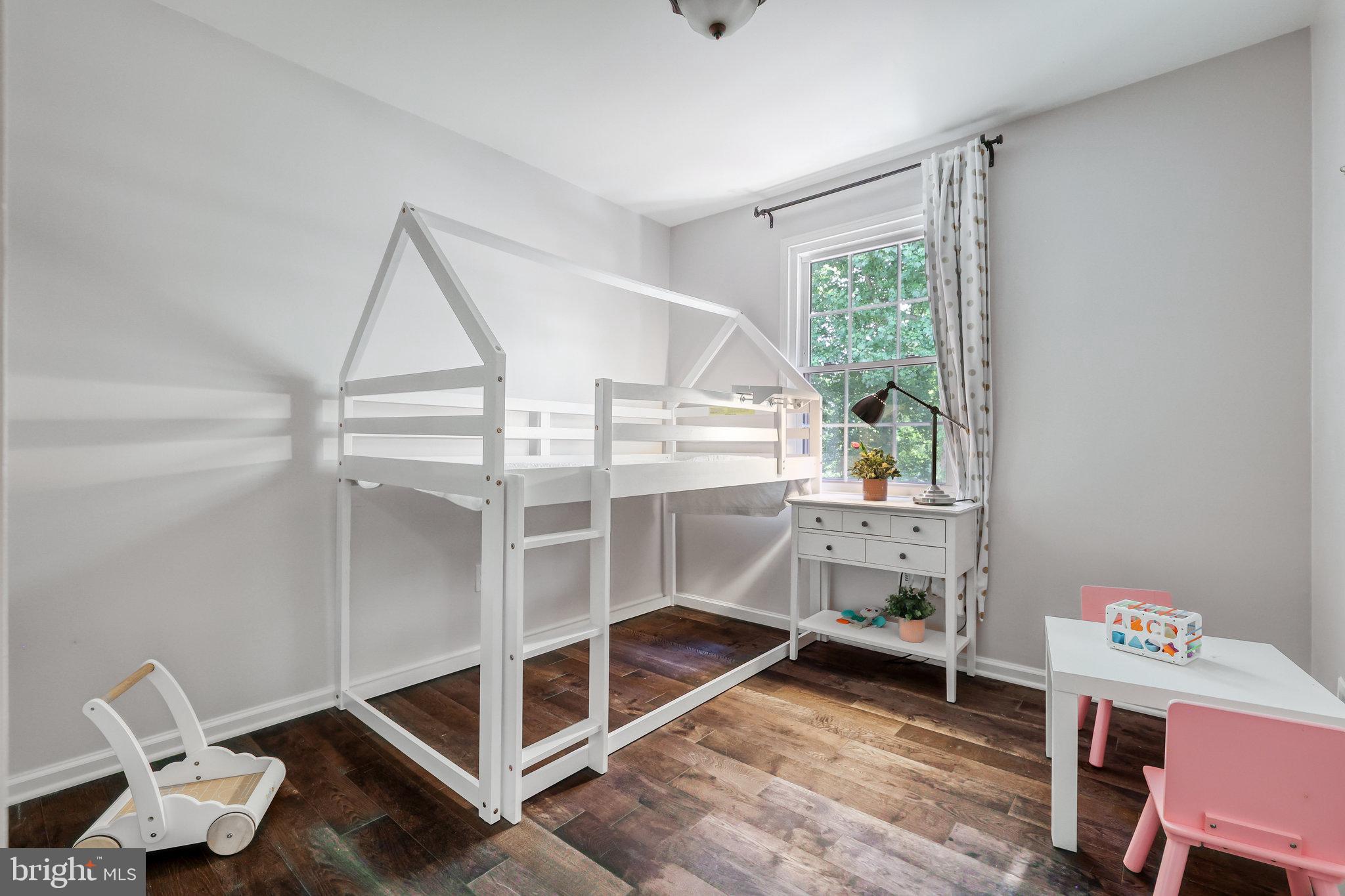 STRATHMEADE SQUARE - Residential