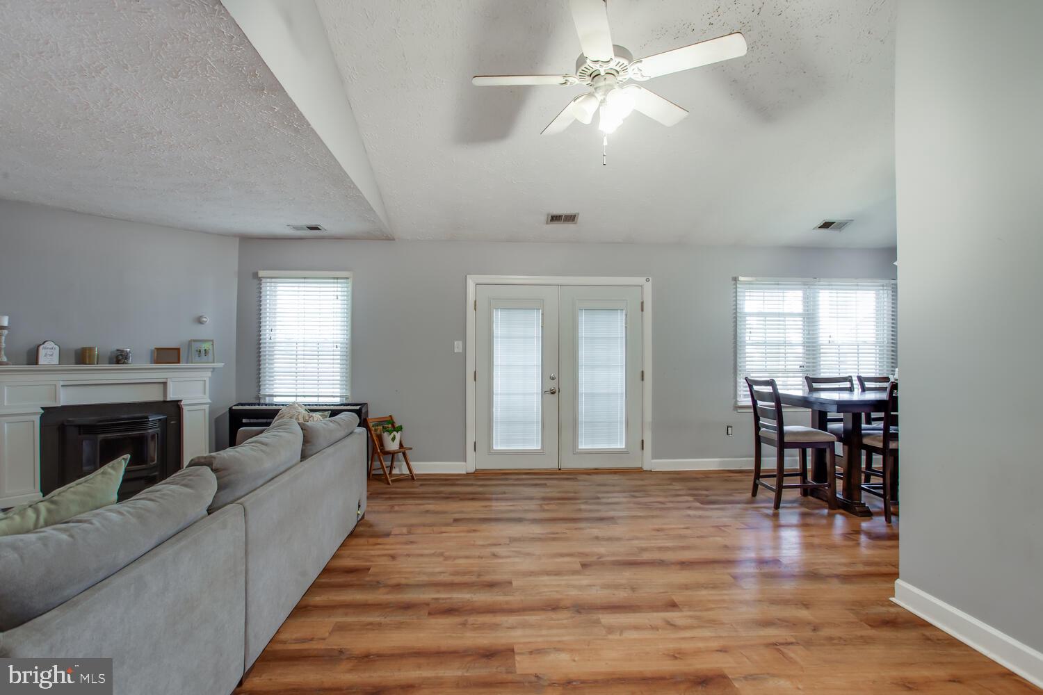 3525 SMOKE TREE COURT