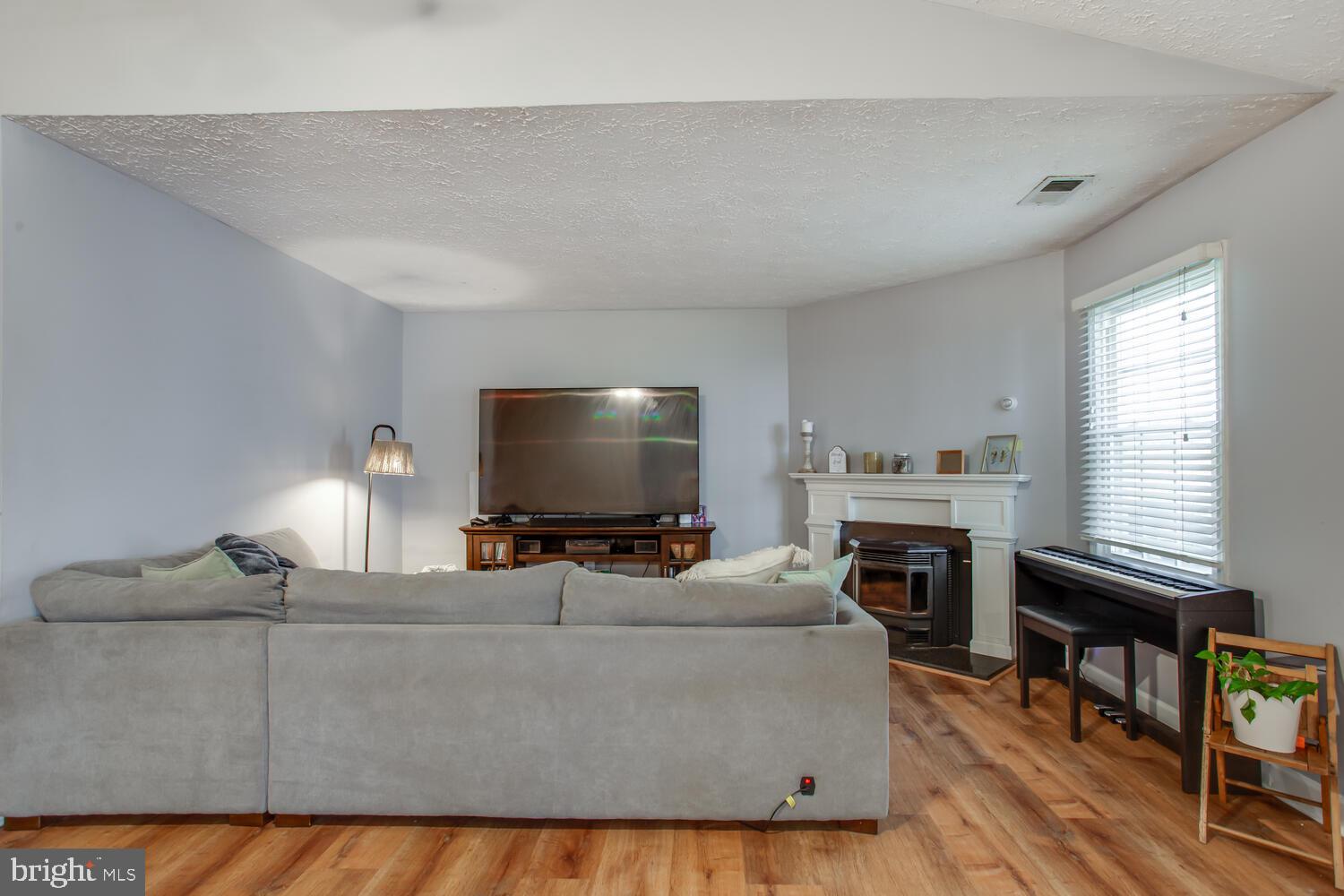 3525 SMOKE TREE COURT