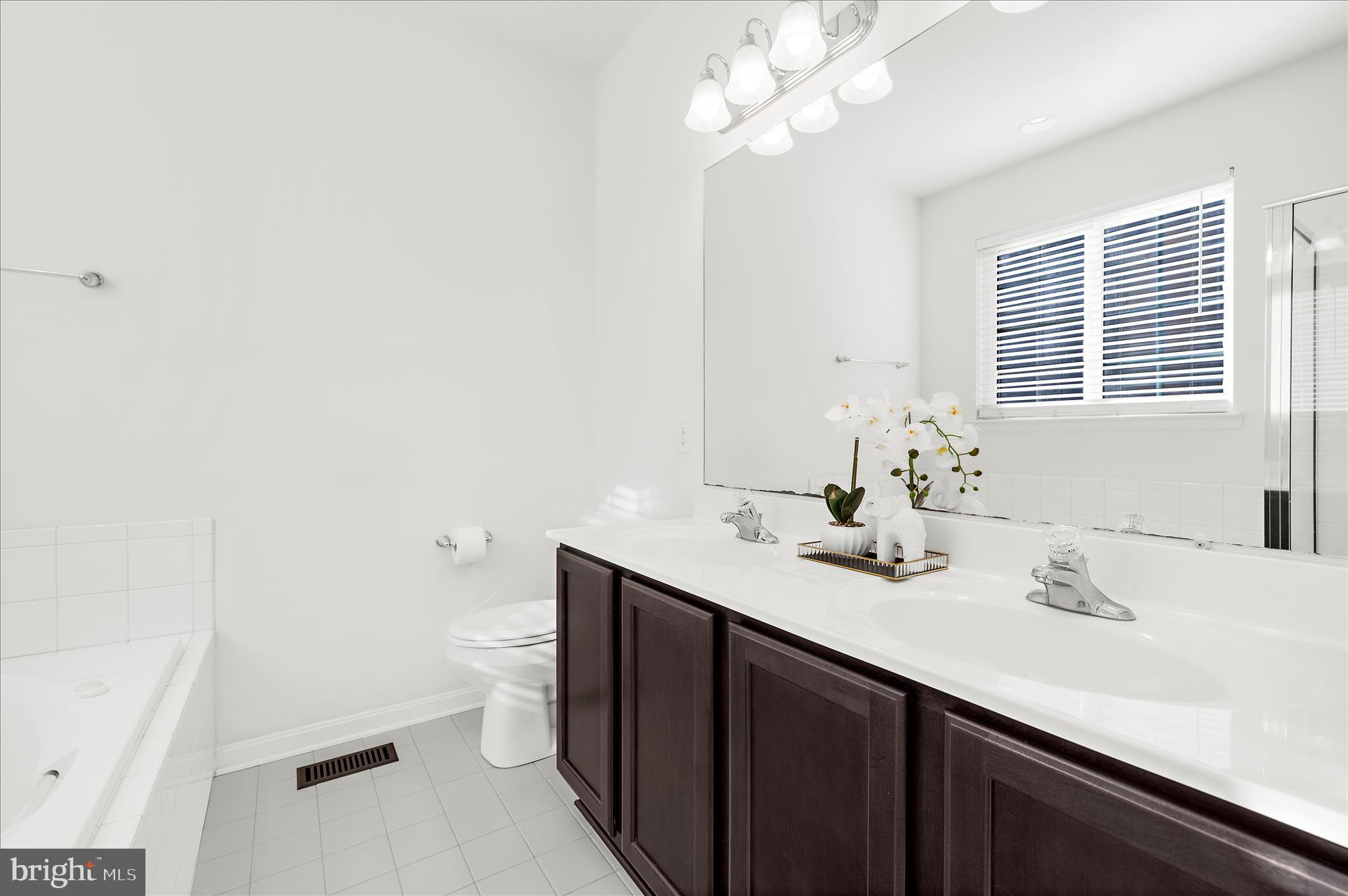 LONGBOAT ESTATES - Residential