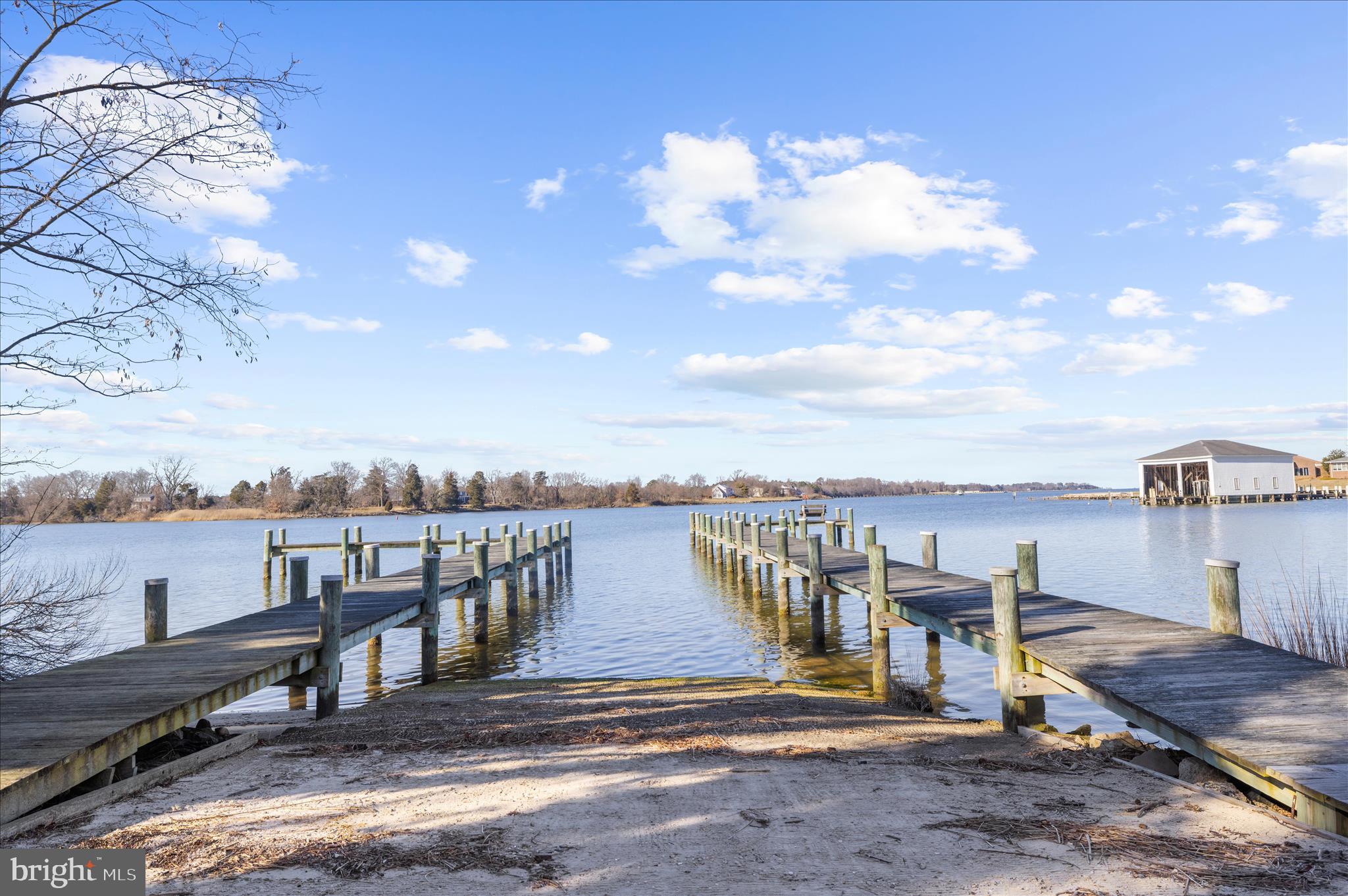 LONGBOAT ESTATES - Residential