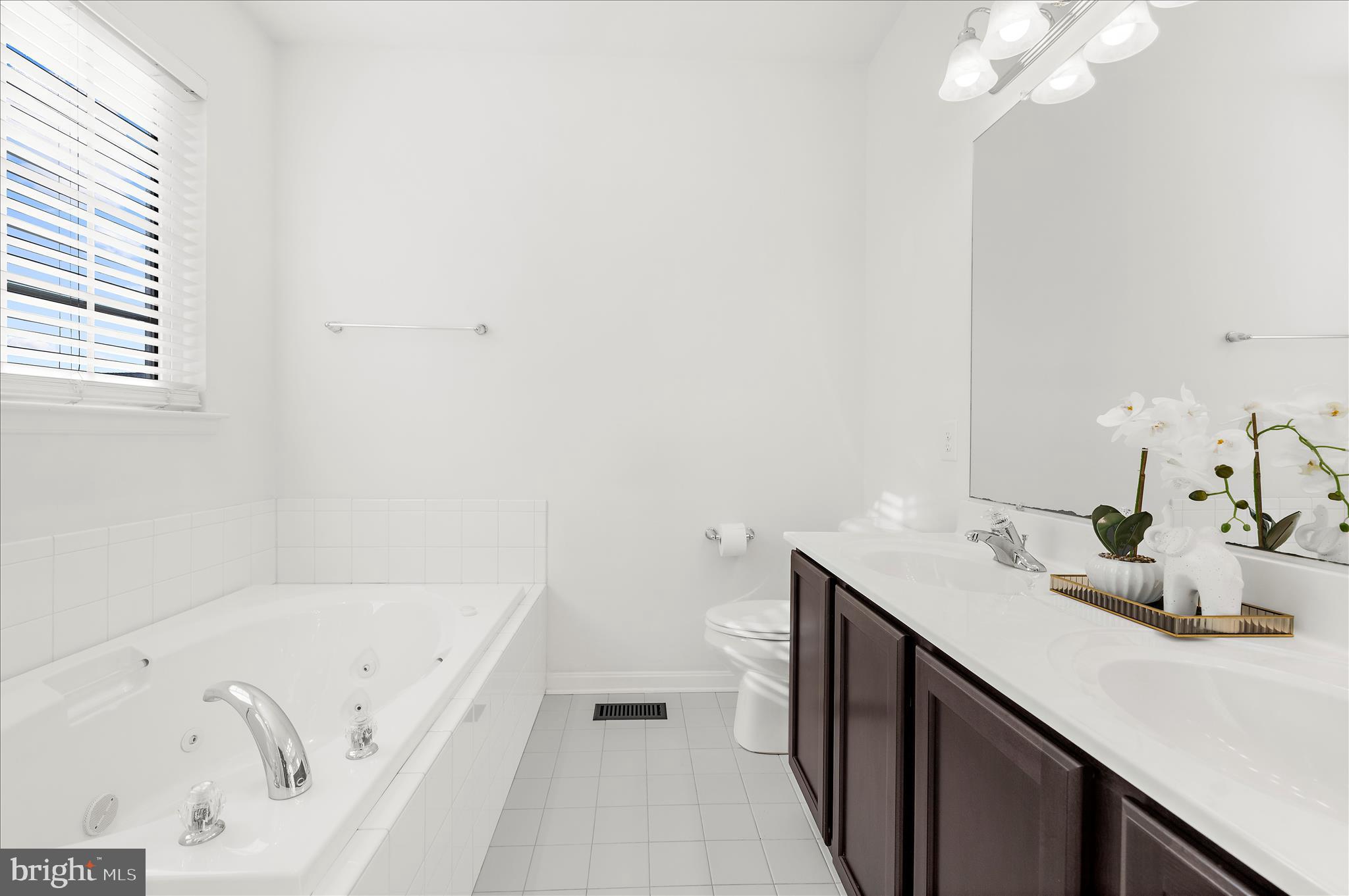 LONGBOAT ESTATES - Residential