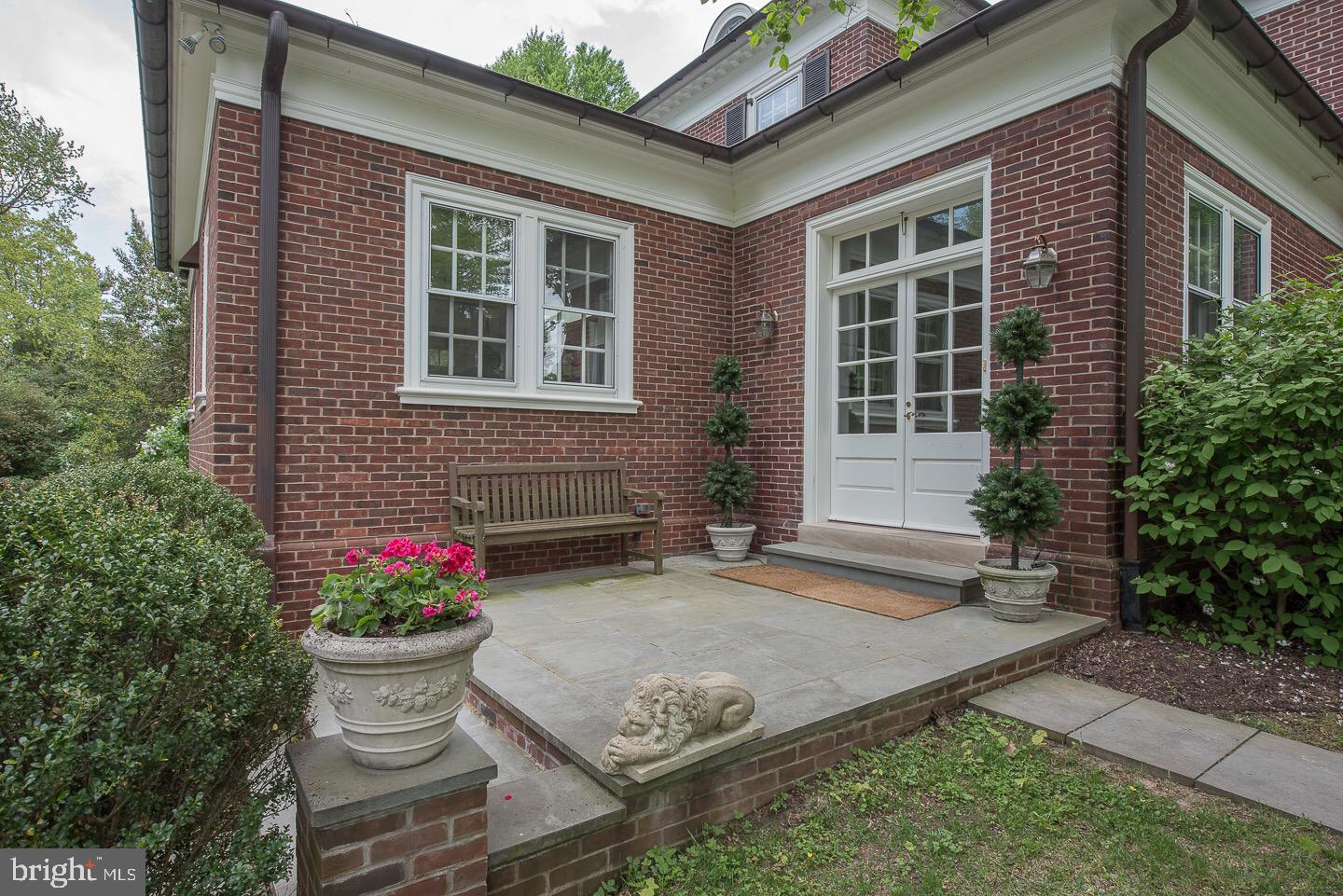 CHESTNUT HILL - Residential