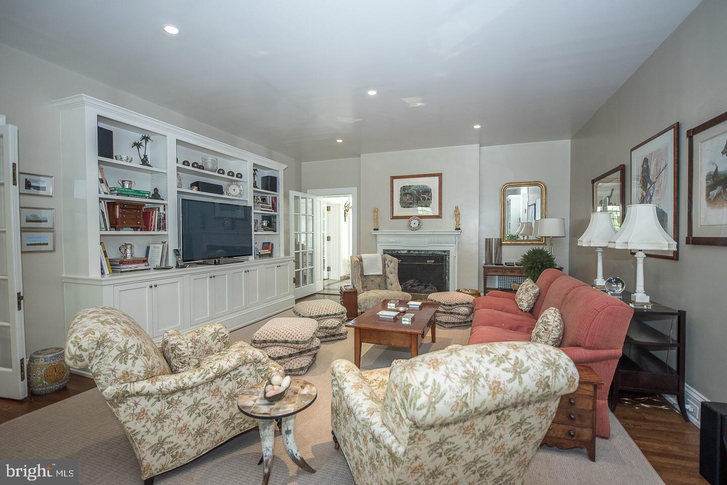 CHESTNUT HILL - Residential