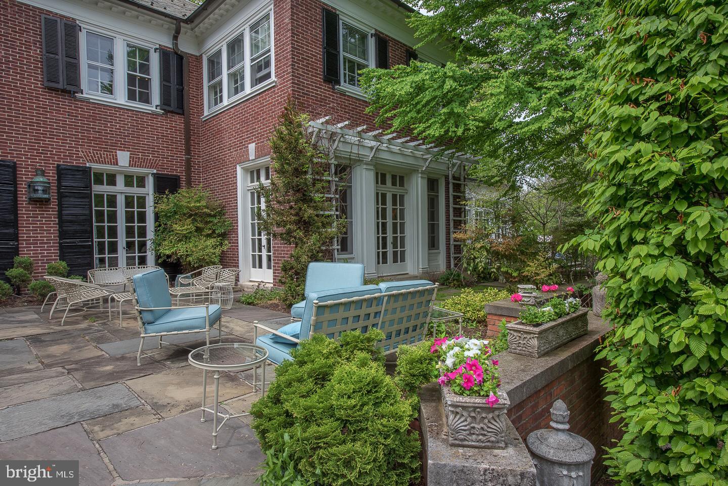 CHESTNUT HILL - Residential