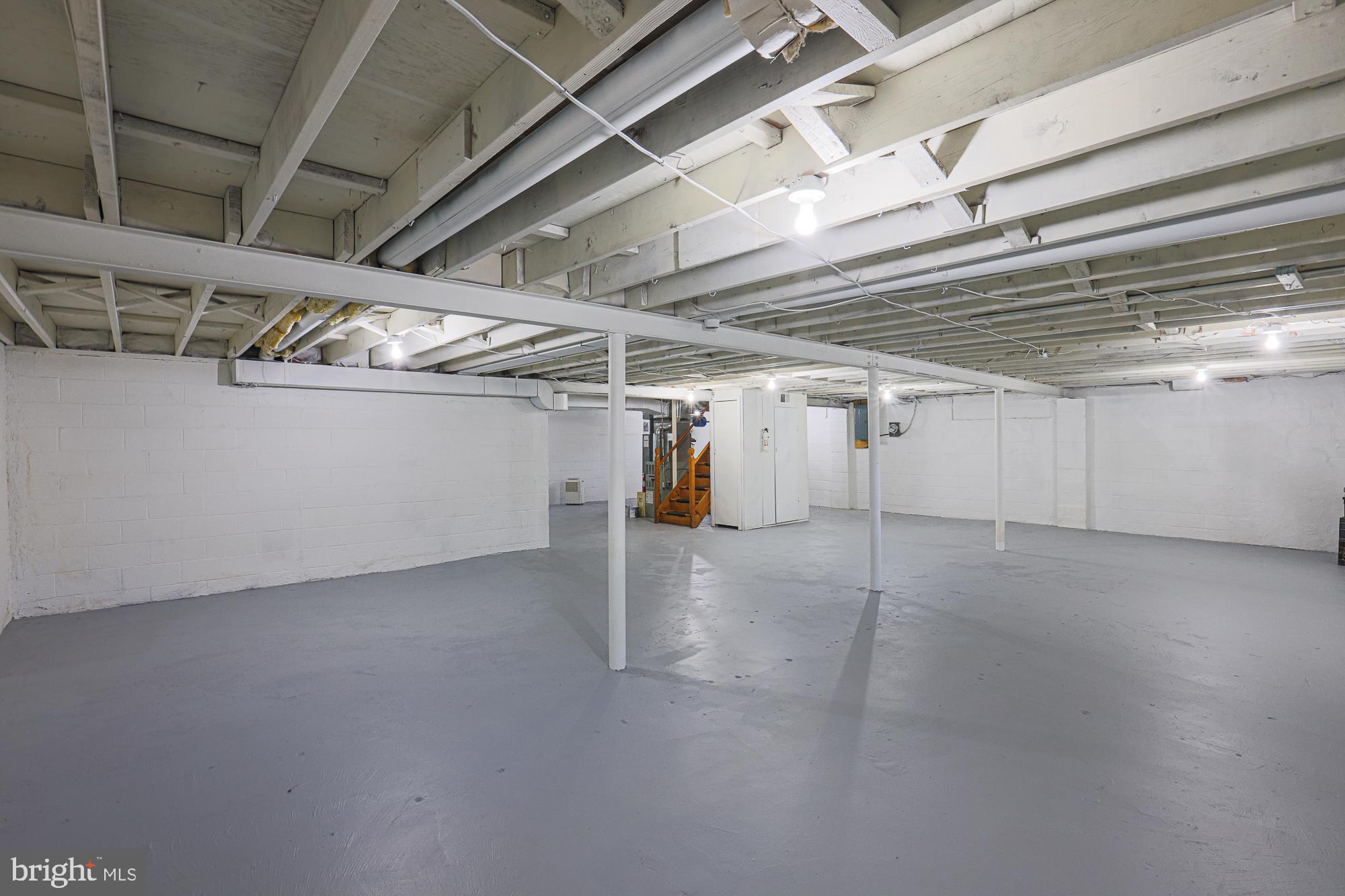 HALLMARK MANOR - Residential