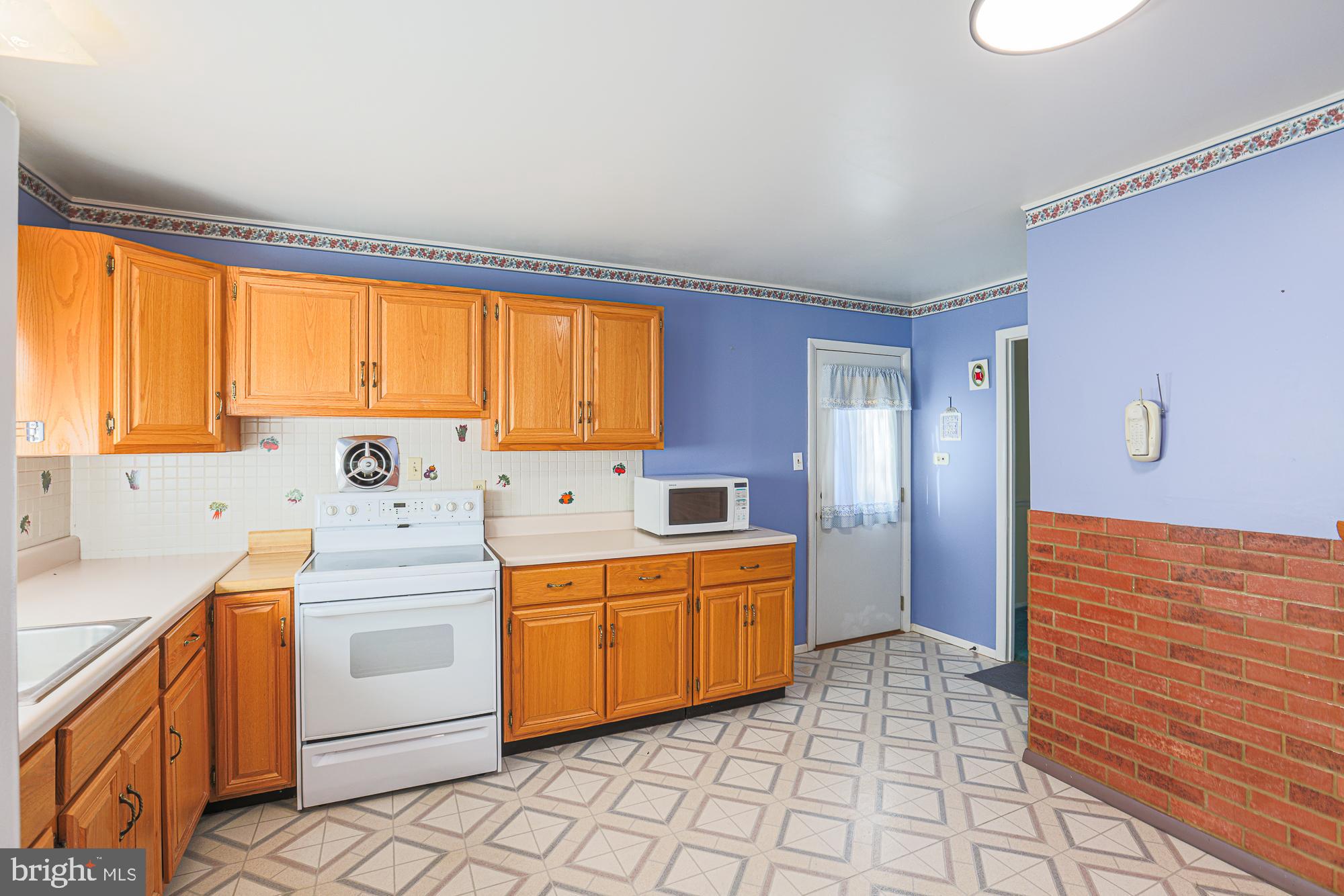 HALLMARK MANOR - Residential