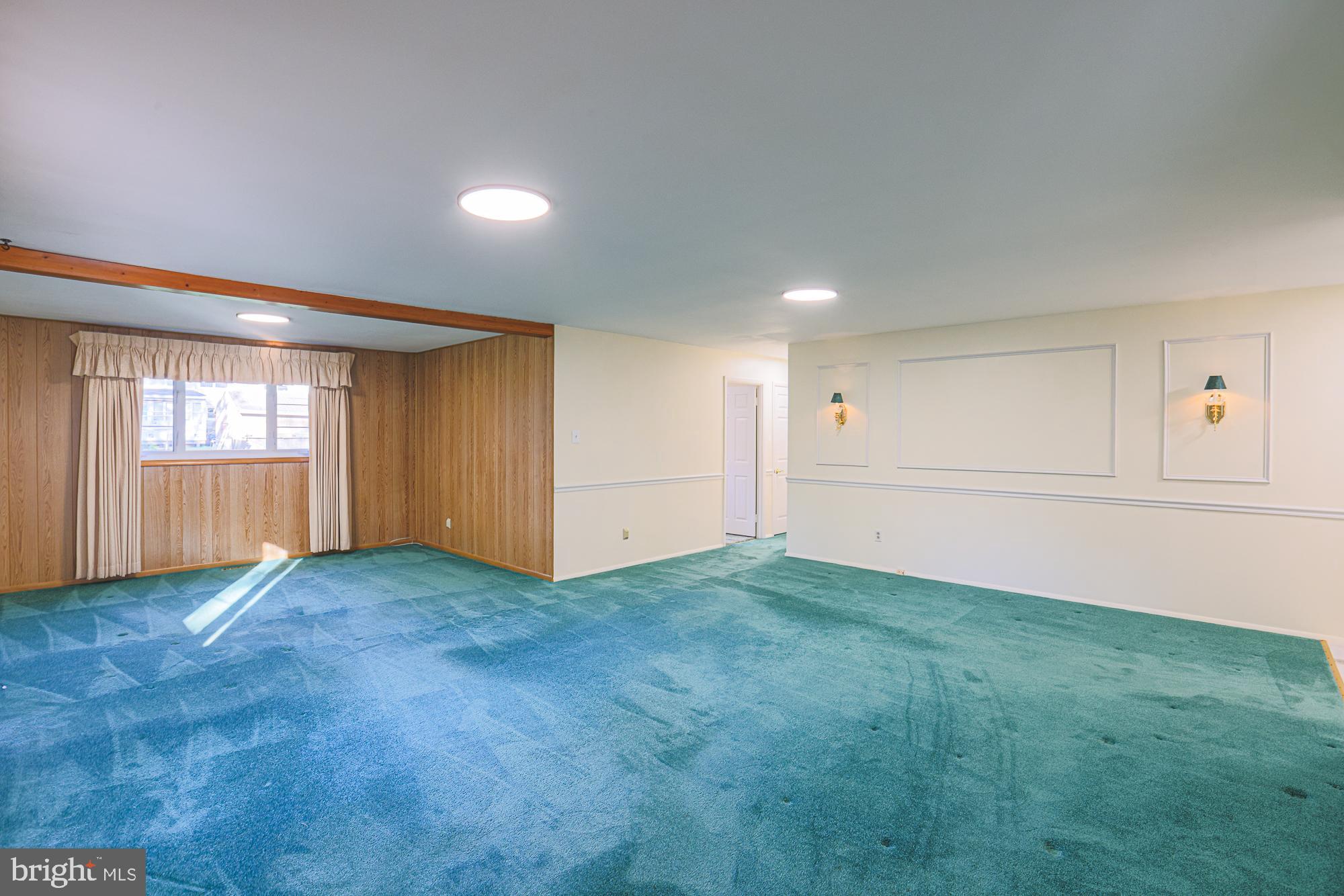 HALLMARK MANOR - Residential