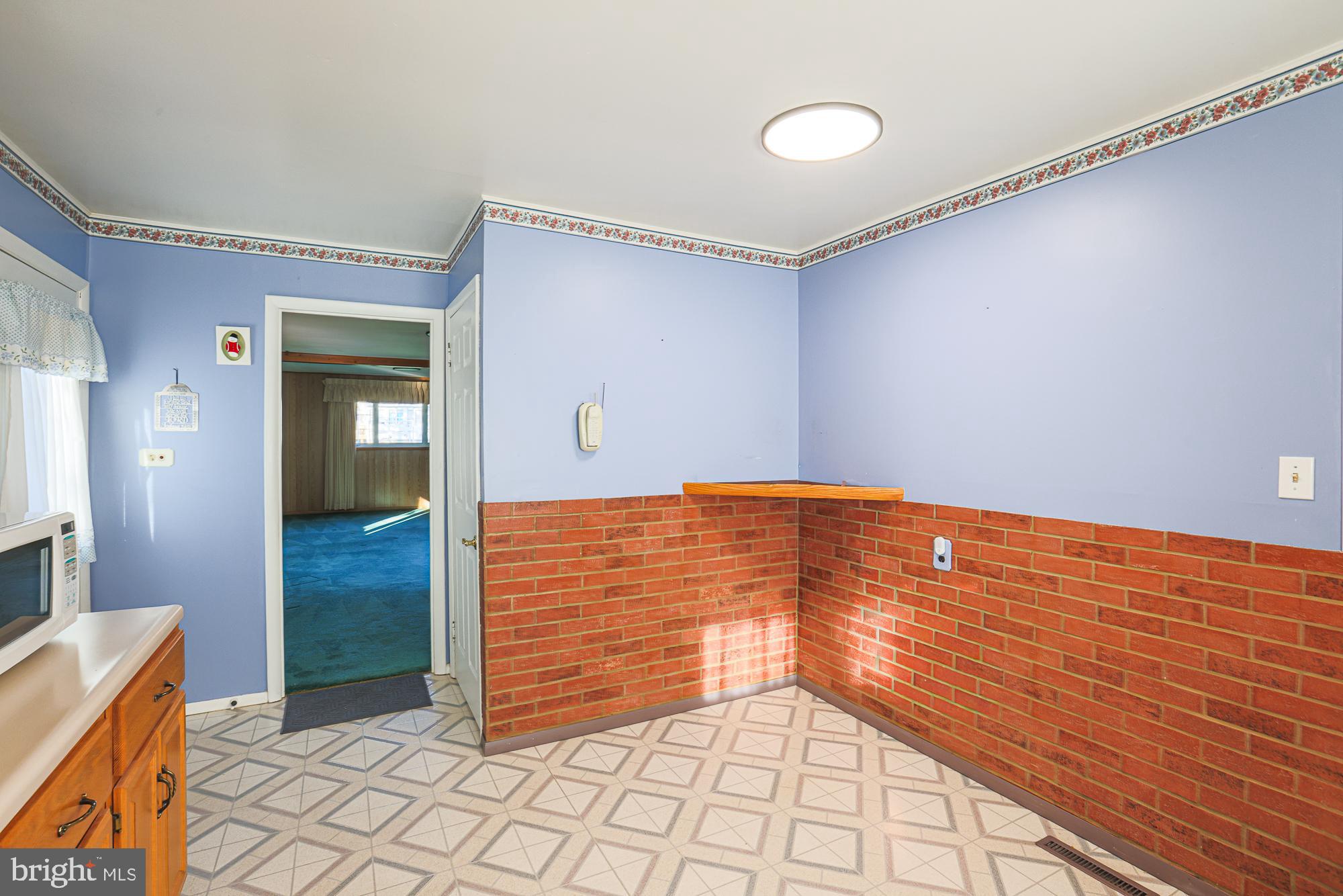 HALLMARK MANOR - Residential