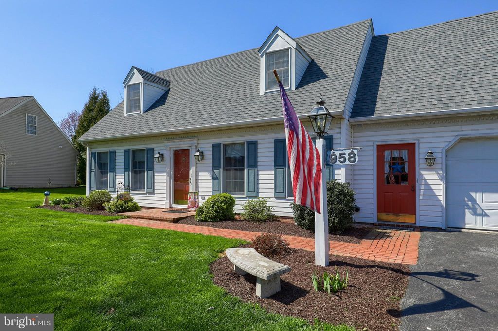 Photo of 958 LINDSAY LN, LANCASTER, PA 17601 (MLS # PALA2033904)