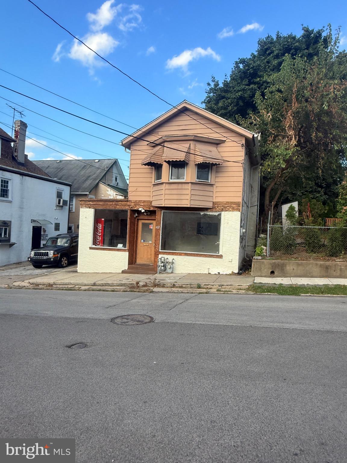 Main image without alt text