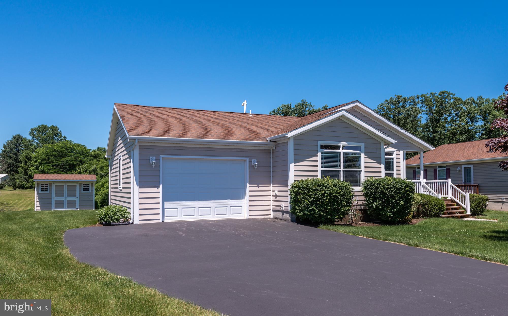 PINE MANOR - Residential