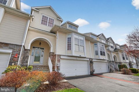 Townhouse For Sale - 186 Oakmont Court<br/> EASTON, PA 18042