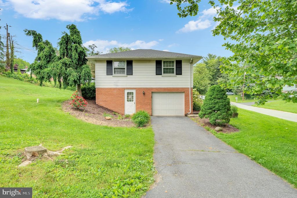 Photo of 880 Corvair Road, Lancaster, PA 17601 (MLS # PALA2051364)