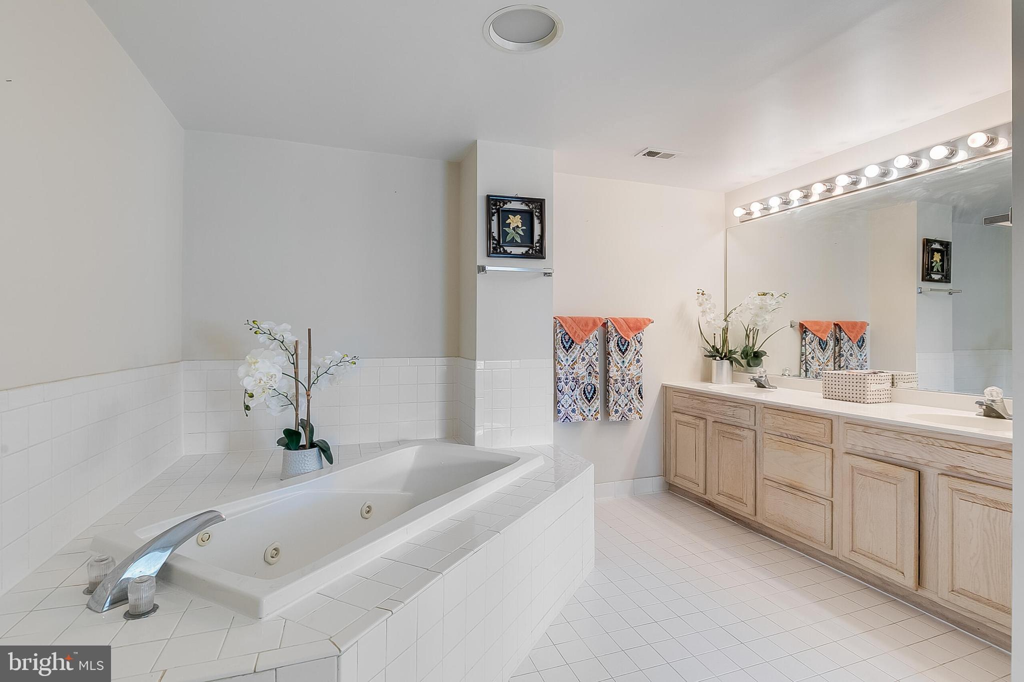 WHITLEY PARK CONDOMINIUM - Residential