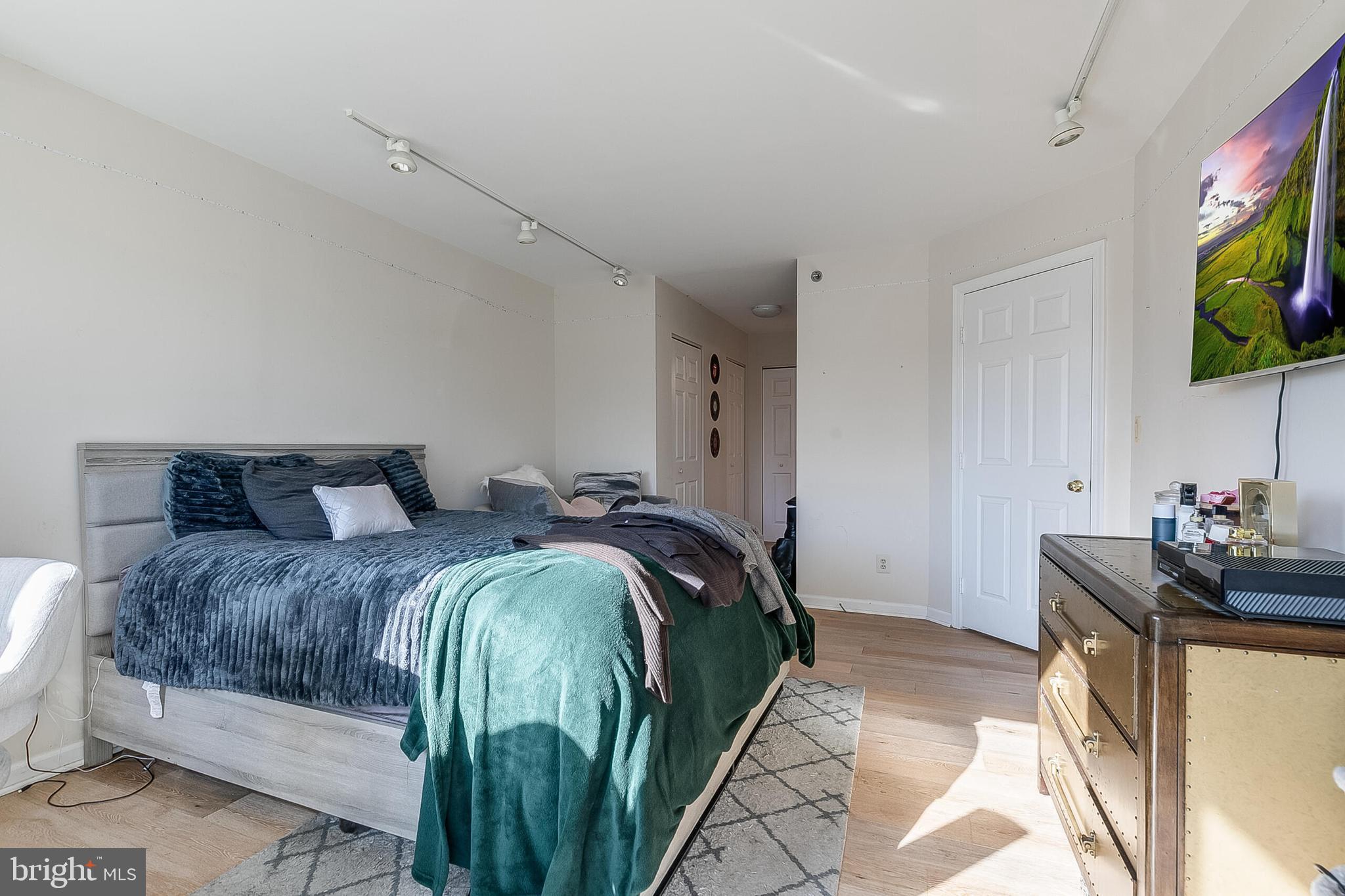 WHITLEY PARK CONDOMINIUM - Residential