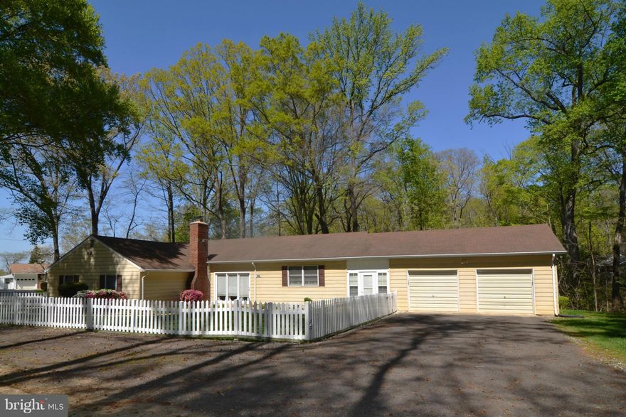 Immaculate 3BR 2FB rambler in water oriented community w/seasonal water views. Home features kitchen w/breakfast bar adjoining a massive family room w/FP. Sep dining room. Extra room as den/home office/exercise room. Sep laundry room. Screened breezeway between home and over-sized 2 car garage. White picket fenced front yard. Water short walk. Community park on water w/unimproved boat ramp.