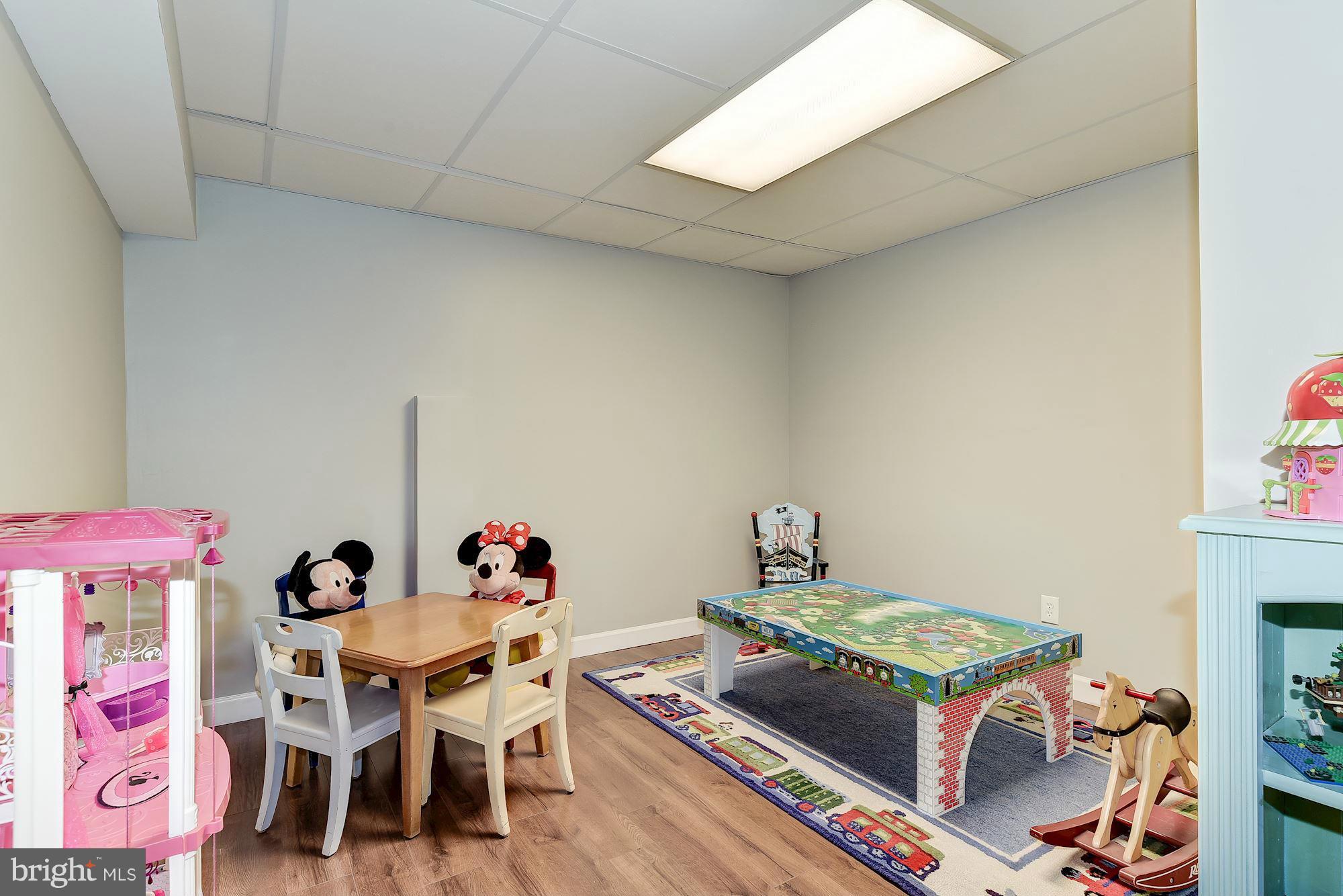 WILLIAMSBURG GARDENS - Residential