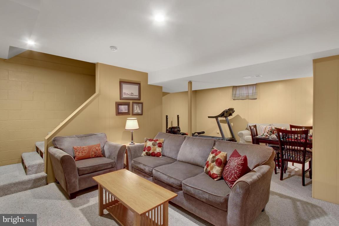 VILLAGE SQUARE - Residential