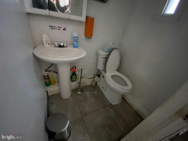 Main image without alt text