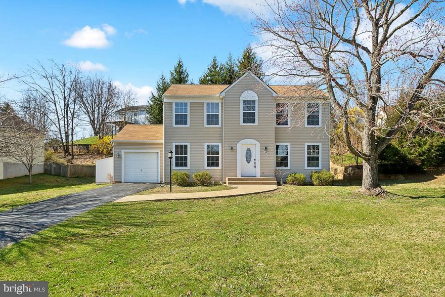 OFFER DEADLINE MONDAY  2PM.   Bright and spacious SF in sought-after Williamsburg Estate neighborhood. Large living room and separate dining area, white kitchen with sleek black appliances, and breakfast area on the main level. A covered porch in the backyard is the perfect spot to relax. Three spacious bedrooms and two full baths upstairs.  Master suite with its private bathroom and two walk-in closets.  Finished basement with two additional rooms/den,  full bath, and a storage room.   The basement conveys as-is.   
Roof 2018, HVAC 2019, fresh paint.