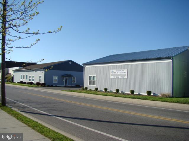 Multi tenant building - prime location, zoned general commercial, completely fenced yard, all public utilities.