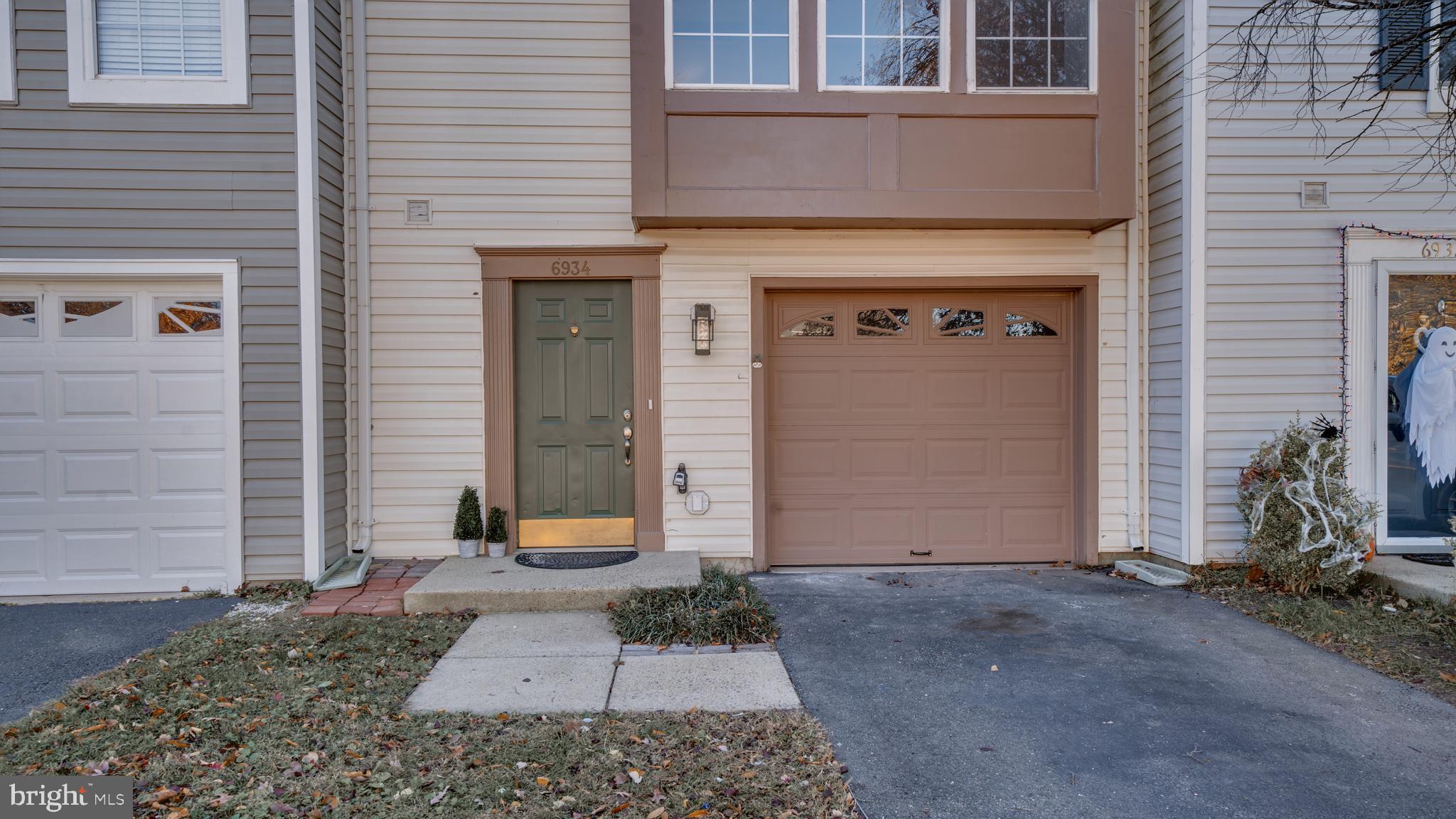 6934 VILLAGE STREAM PLACE