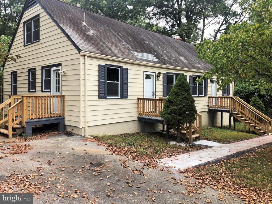 BACK ON THE MARKET! Financing Fell through!!Come find your residual income in this multifamily unit! Don't miss out!!! Great live in with extra income!