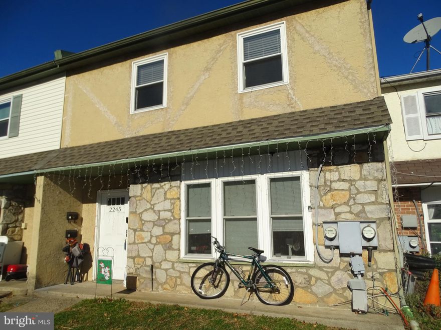 Great condition and great location and very affordable. Modern 2 bedroom 1 bath 2d floor apartment. Available immediately.