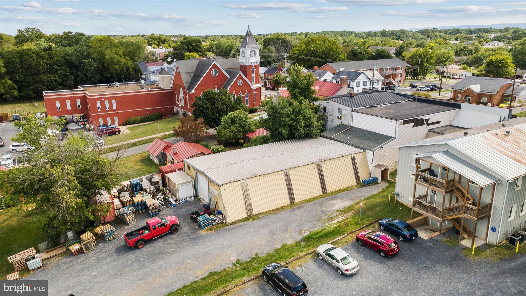 Main image without alt text