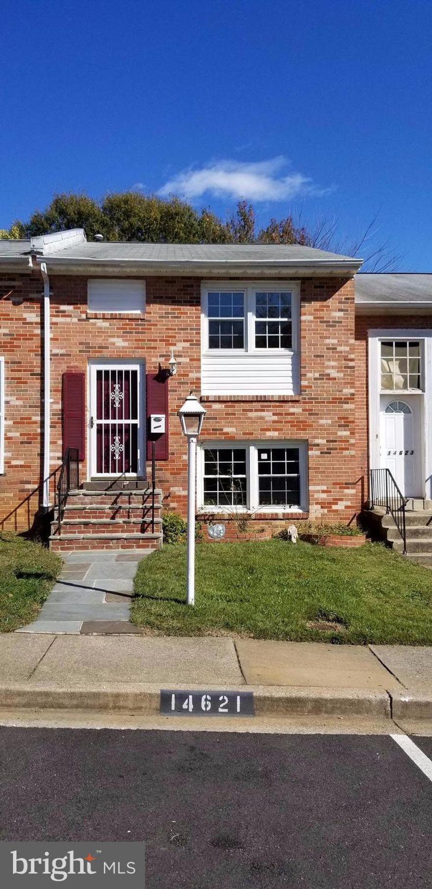 BEAUTIFUL TOWN HOUSE IN DALE CITY.NEW CABINETS AND KITCHEN  GRANITE  COUNTER TOPS, TOP OF THE LINE SS. APPLIANCES, REFINISHED HARDWOOD FLOORS,COMPLETELY REDONE BATHROOMS CLOSE TO HIGHWAY I-95 AND MAJOR SHOPPING CENTERS. YOU MUST SEE THIS ONE. THANKS FOR SHOWING.