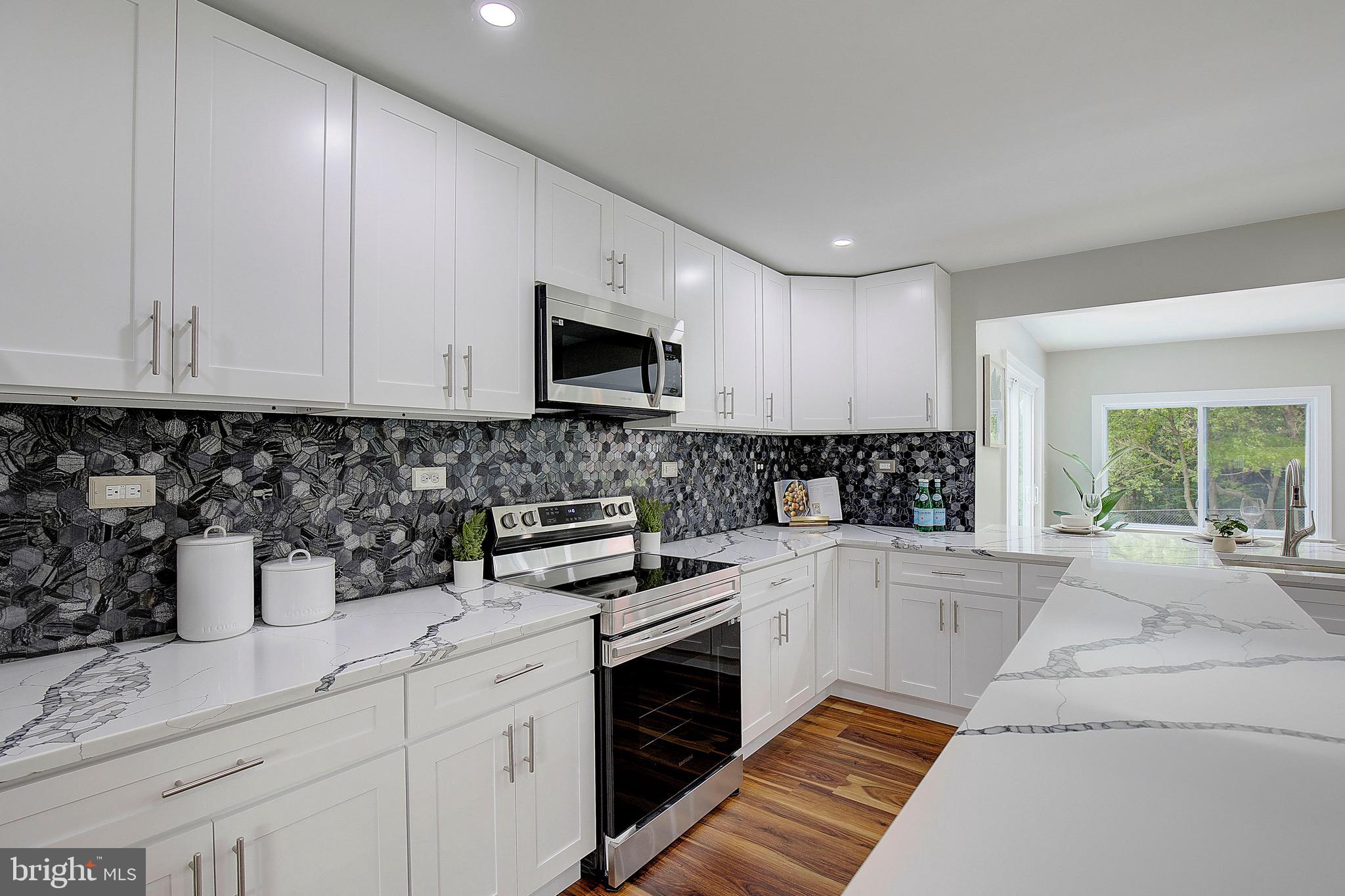 ROLLING HILLS - Residential