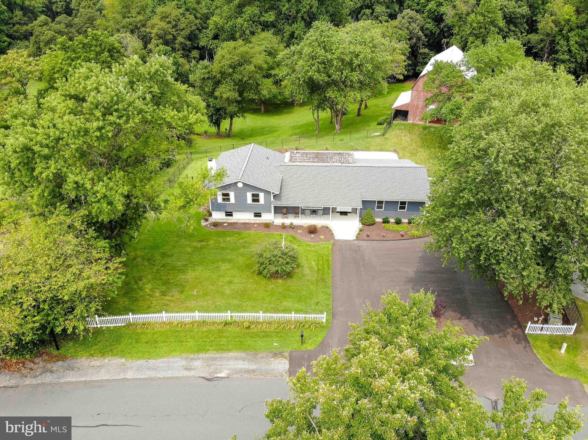 ROLLING HILLS - Residential